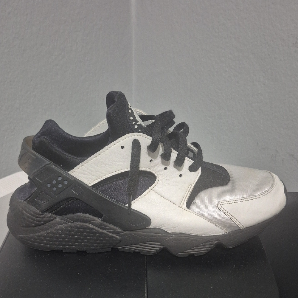 Nike Men's Dynamic Athletic Shoes in Black and White